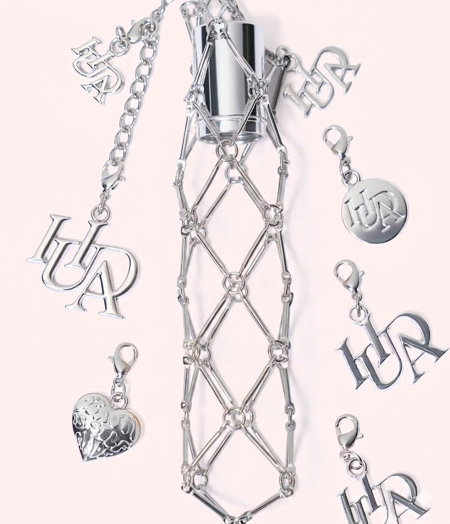 Huda Beauty TRAVEL SPRAY FRAGRANCE HOLDER WITH CHARMS
